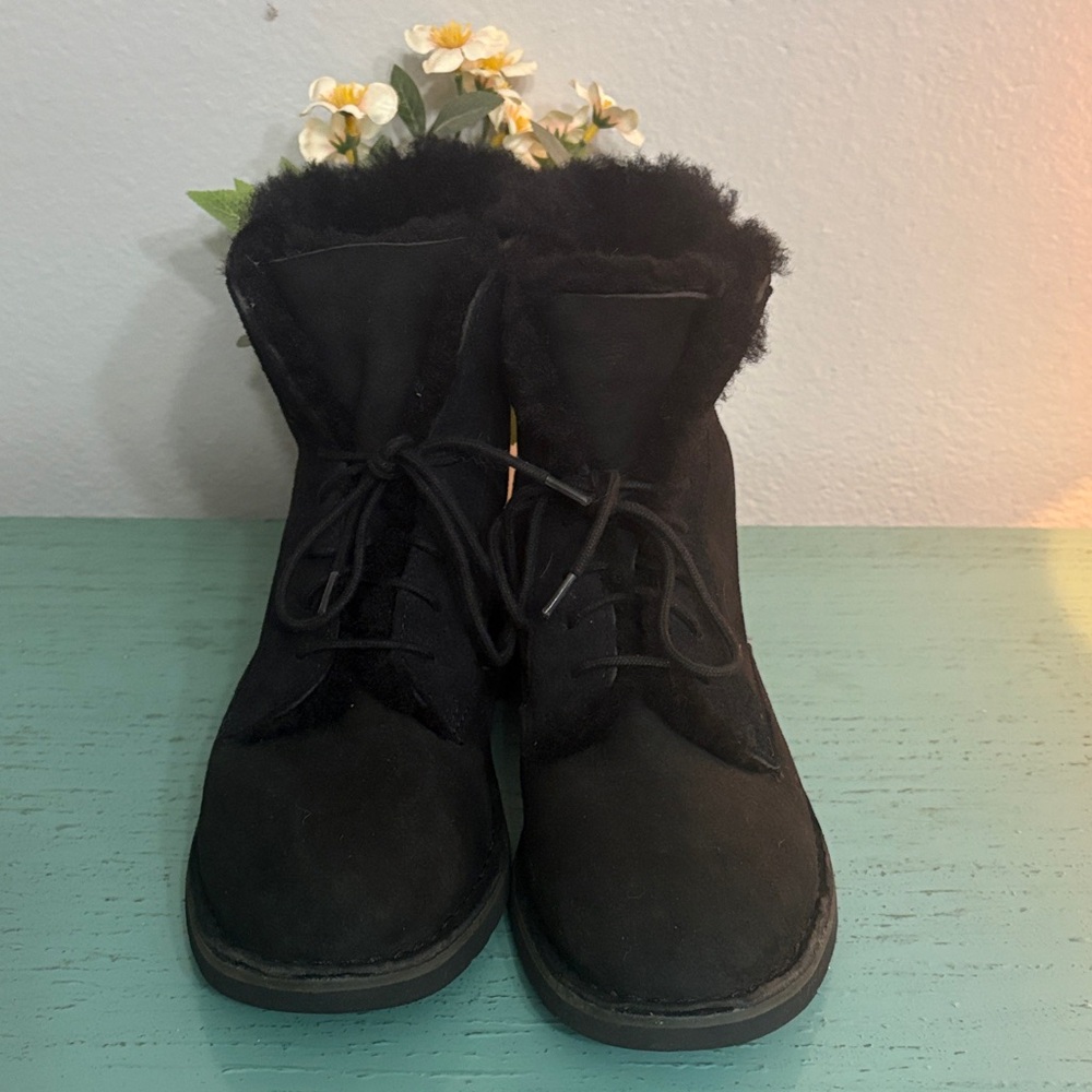 Women's Black Fur-Lined Ugg Boots SZ 8 box 109